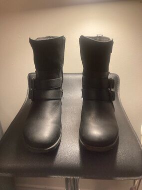 UGG Black Shearling food bed , fully lined boots Zip Boots fully lined